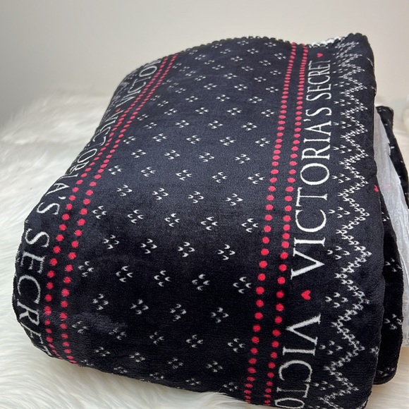 NWT Victoria’s Secret Sherpa Plush Fleece Blanket Black & White 50” x 60” - Picture 4 of 8